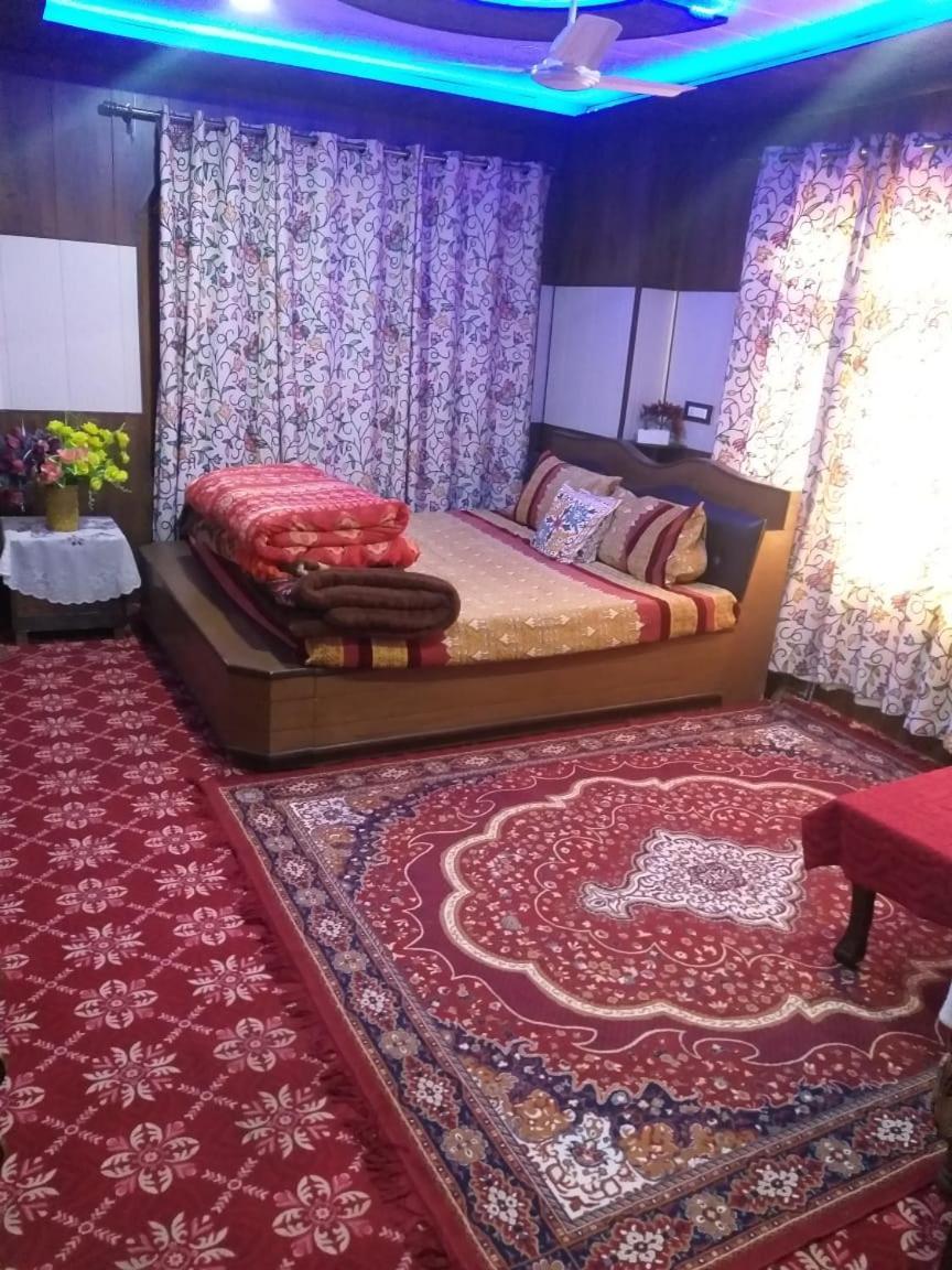 Wani Guest House Gulmarg Luaran gambar